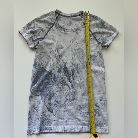 lululemon athletica Swiftly Tech Short Sleeve 2.0 -Multi Dye -Size 8 - Picture 5 of 7